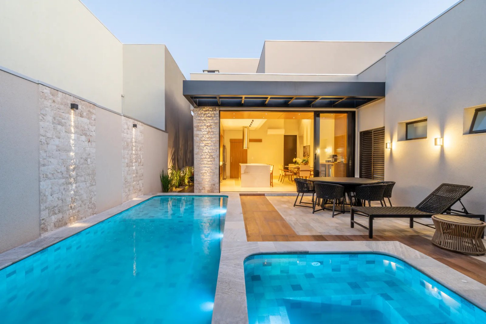 Piscina com Iluminação Cênica